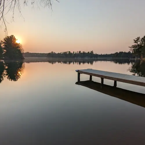 從鷹河鎮的一處出租房欣賞美麗的湖日落景色。